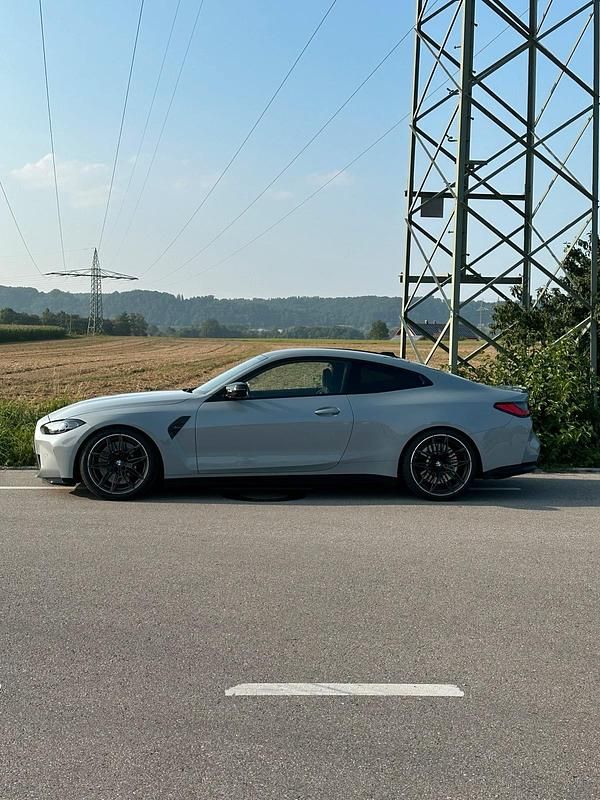 Grau Gebraucht 2023 BMW M4 Coupé | 74.999 € (Superpreis) - Bild 1/2