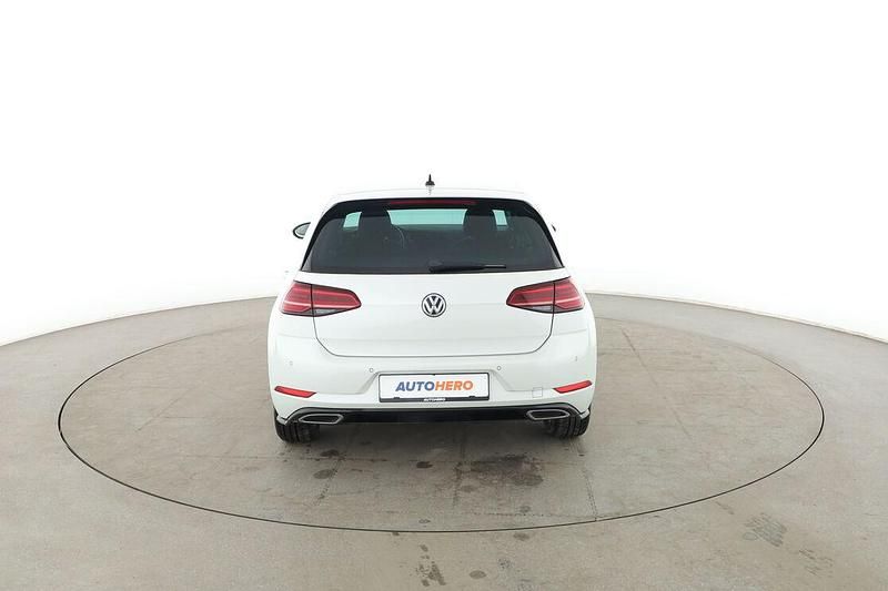 Gebraucht VW Golf VII Highline 2019 Weiß Limousine