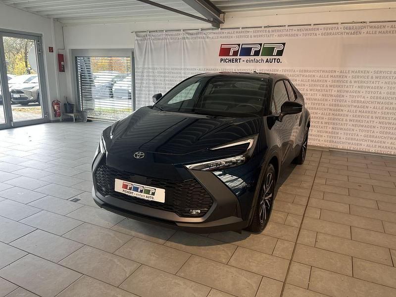 Grün Neu 2025 Toyota C-HR SUV | 35.990 € - Bild 1/4