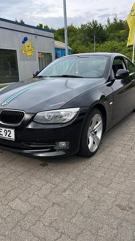 Schwarz Gebraucht 2011 BMW 320 Coupé | 5.000 € (Superpreis) - Bild 1/4