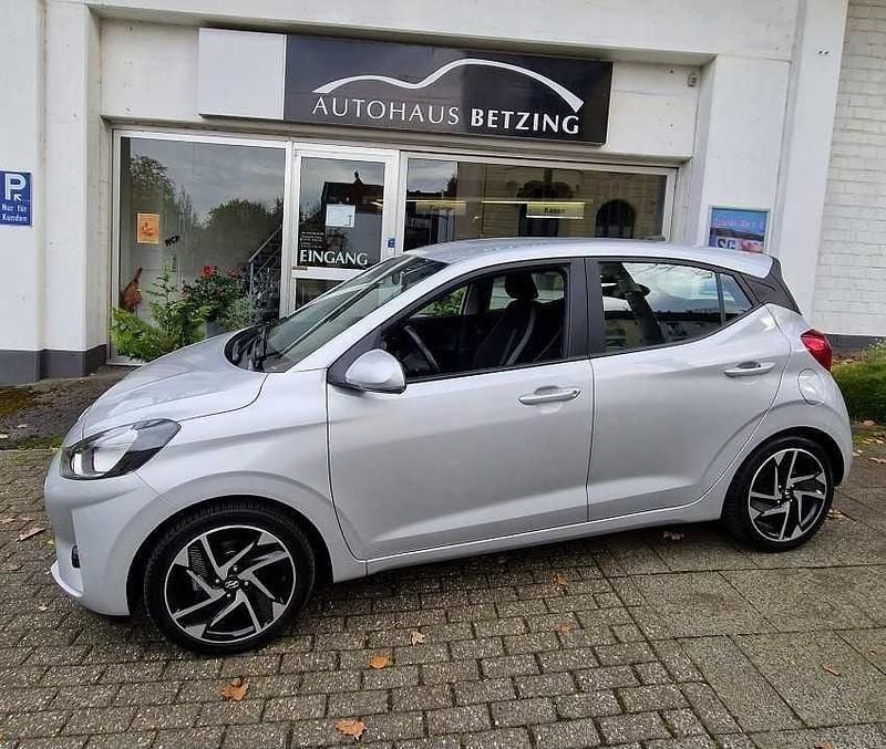 Silber Gebraucht 2021 Hyundai i10 Trend Kleinwagen | 12.344 € (Fairer Preis) - Bild 1/4