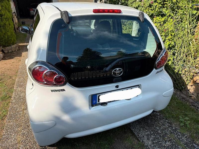 Gebraucht Toyota Aygo 68 PS (50 kW) 2013 Weiß Kleinwagen