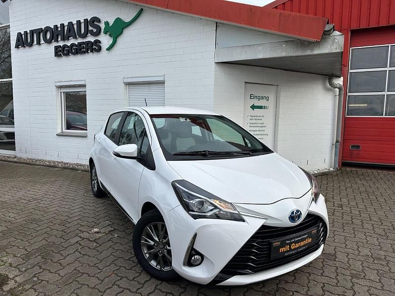Weiß Gebraucht 2017 Toyota Yaris Hybrid Comfort Kleinwagen | 11.480 € (Fairer Preis) - Bild 1/4