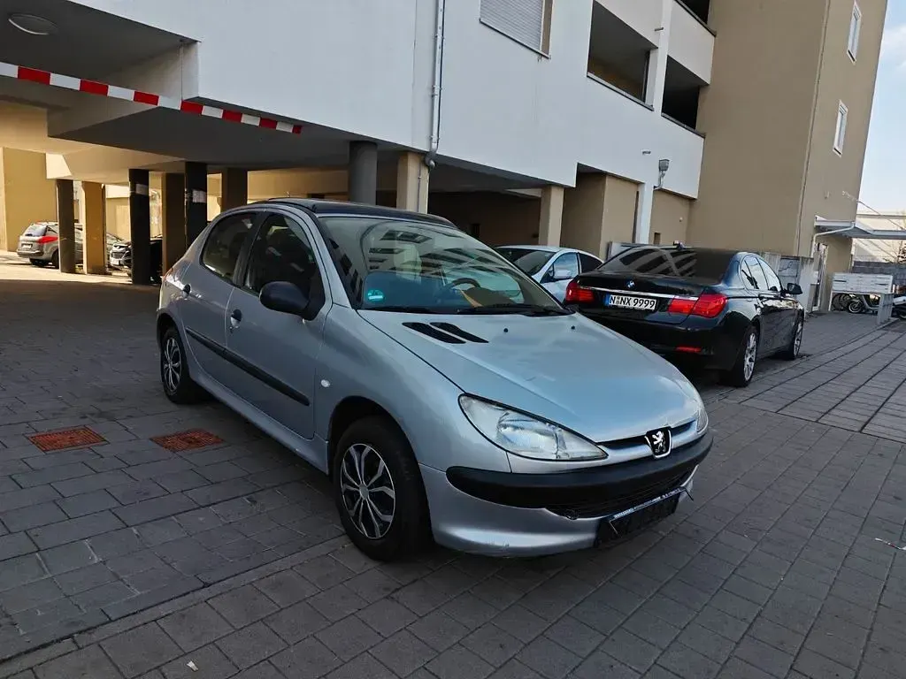 Używany Peugeot 206 60 KM (44 kW) 2000 Szary Sedan/Limuzyna