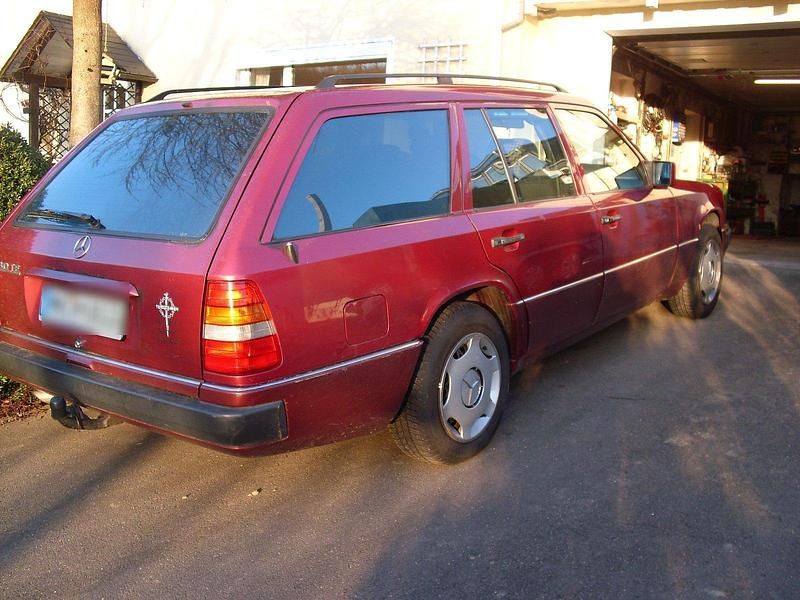 Gebraucht Mercedes E230 132 PS (97 kW) 1992 Rot Kombi