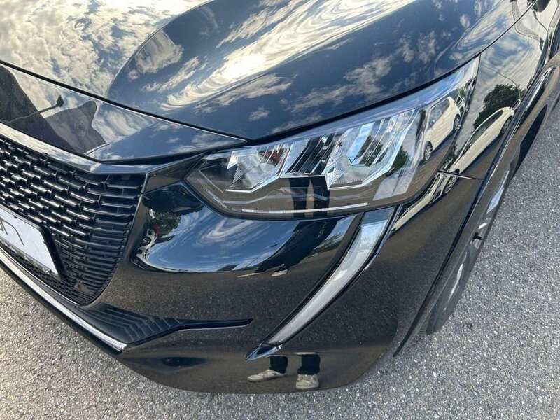 Gebraucht Peugeot e-208 Active 100 kW (136 PS) 2022 Lackierung schwarz perla nera/ Kleinwagen