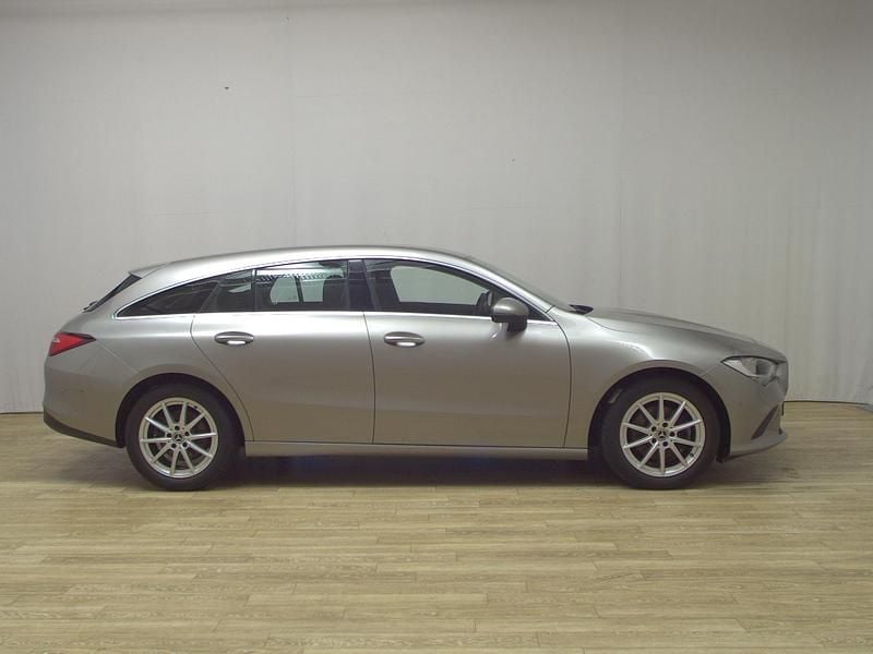 Grau Gebraucht 2020 Mercedes CLA200 Shooting Brake Kombi | 17.580 € - Bild 1/4