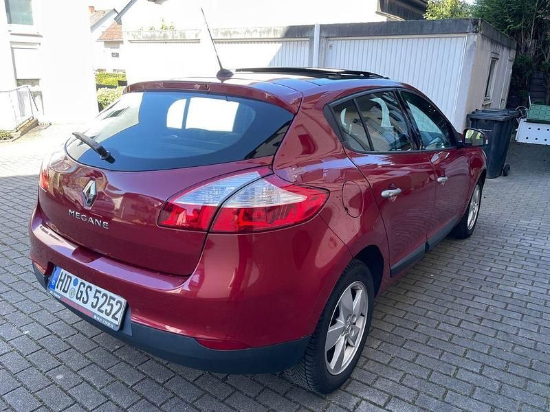 Gebraucht Renault Mégane Dynamique 110 PS (80 kW) 2009 Rot Limousine