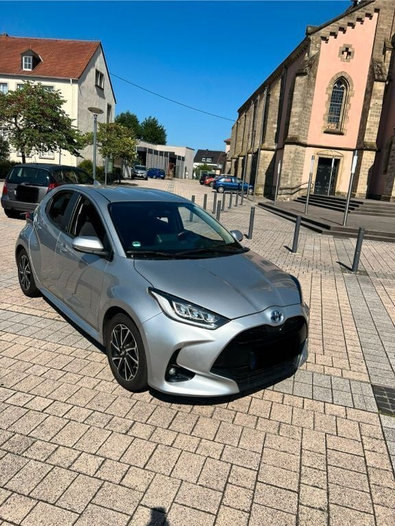 Silber Gebraucht 2022 Toyota Yaris Cross Team SUV | 20.400 € (Superpreis) - Bild 1/4