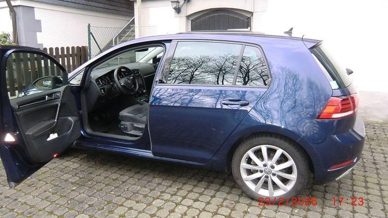 Gebraucht VW Golf VII Life 150 PS (110 kW) 2019 Blau Limousine