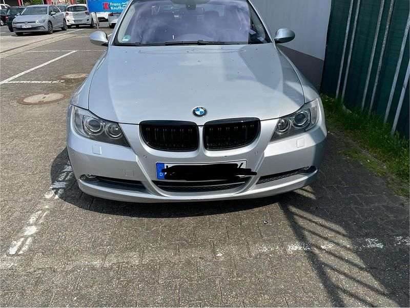 Silber Gebraucht 2006 BMW 325 Limousine | 5.500 € (Fairer Preis) - Bild 1/4