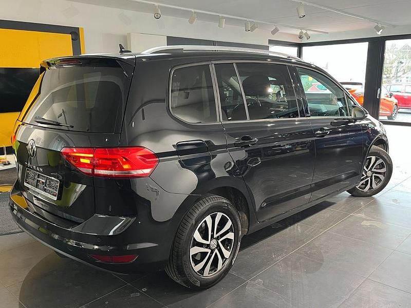 Gebraucht VW Touran Active 150 PS (110 kW) 2021 Schwarz Van / Kleinbus