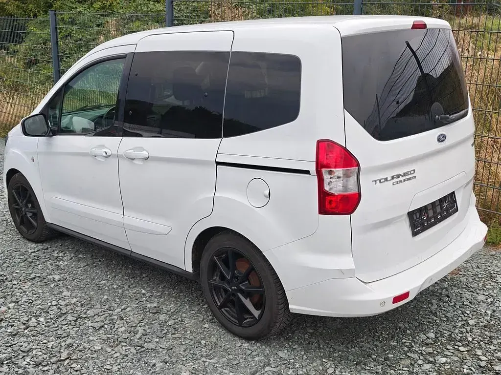 Gebraucht Ford Tourneo Courier 101 PS (74 kW) 2018 Weiß Van / Kleinbus