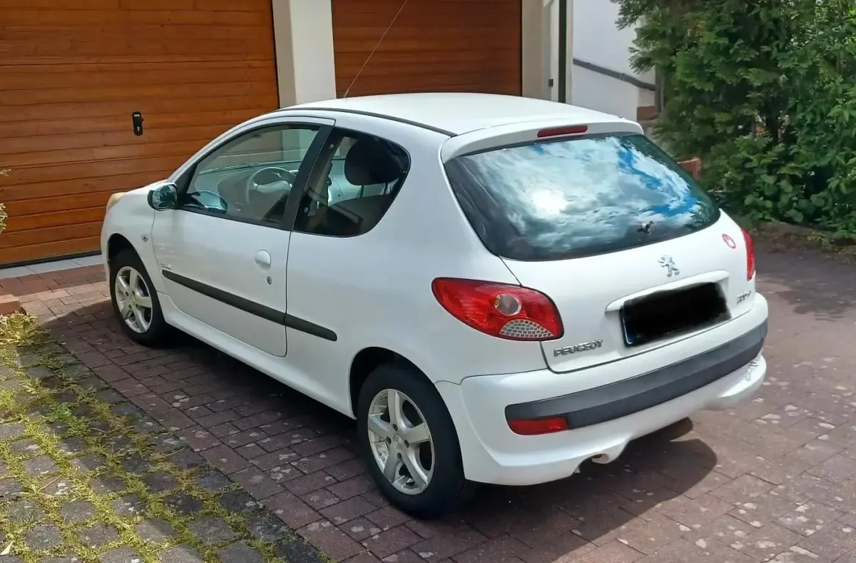 Używany Peugeot 206 60 KM (44 kW) 2011 Biały Hatchback
