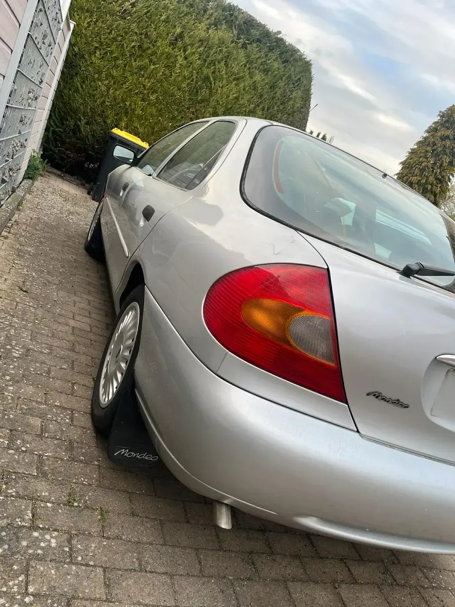 Usado Ford Mondeo 115 CV (84 kW) 1999 Plateado Berlina