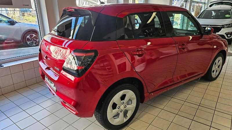 Neu Suzuki Swift Comfort 83 PS (61 kW) 2025 Rot Kleinwagen