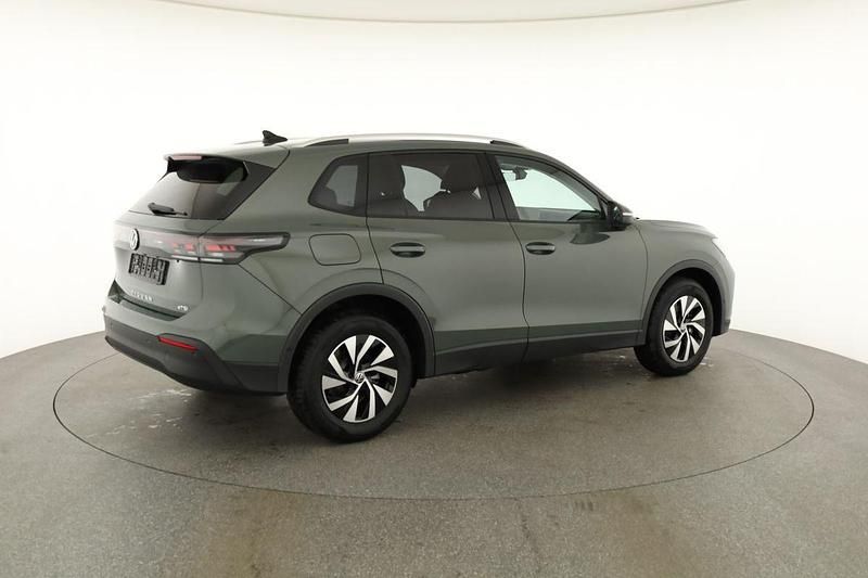 Neu VW Tiguan Life 2026 Cipressino grün metallic SUV