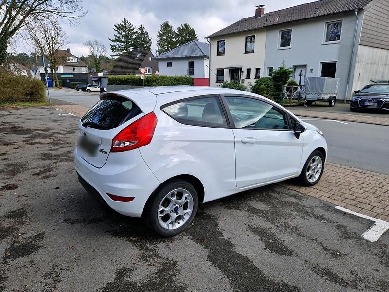 Gebraucht Ford Fiesta 60 PS (44 kW) 2010 Weiß Kleinwagen