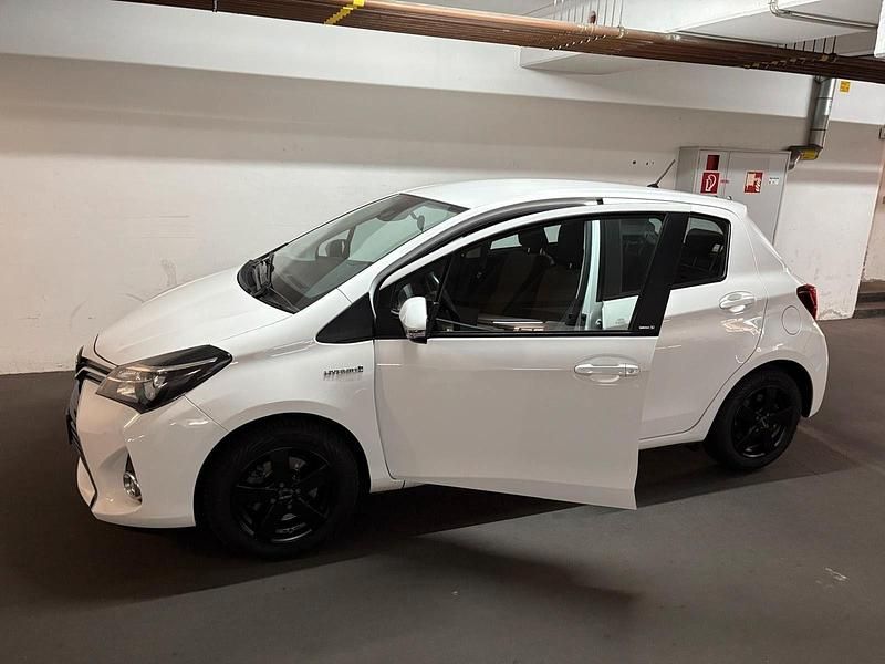 Weiß Gebraucht 2017 Toyota Yaris Hybrid Edition-S Kleinwagen | 11.800 € (Fairer Preis) - Bild 1/4