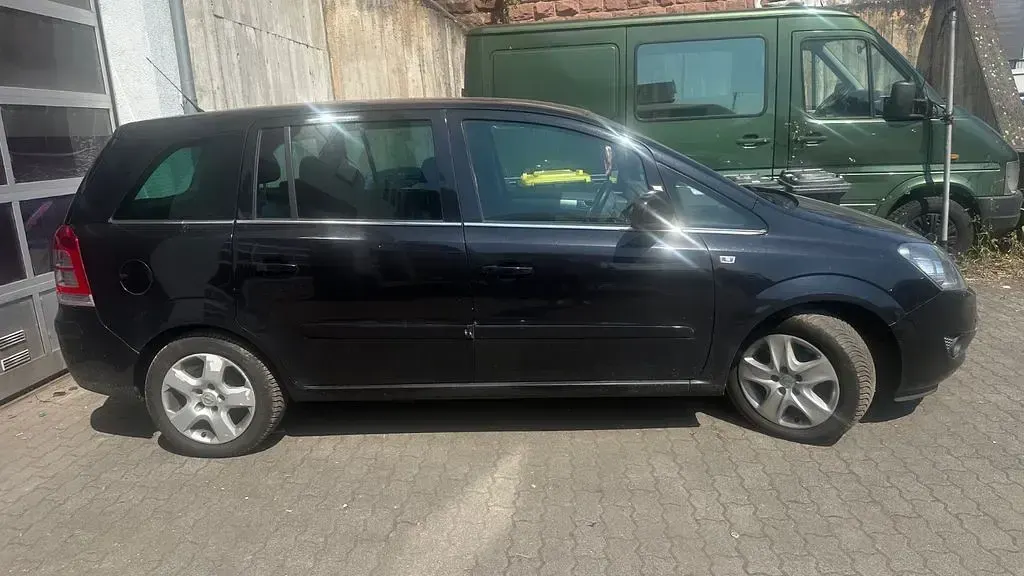 Gebraucht Opel Zafira Family 125 PS (91 kW) 2011 Schwarz Van / Kleinbus