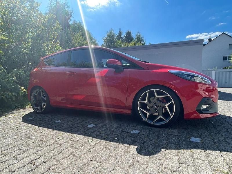 Gebraucht Ford Fiesta S 200 PS (147 kW) 2018 Rot Kleinwagen