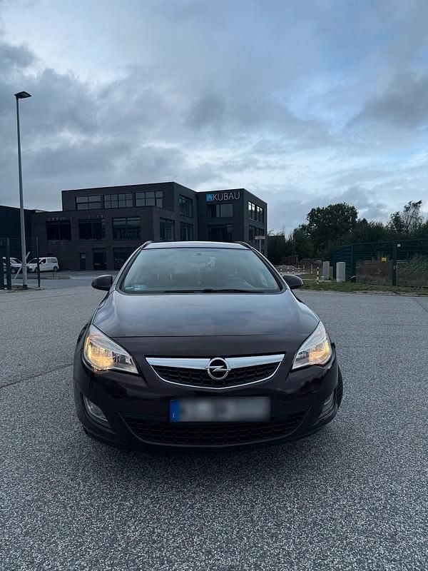 Braun Gebraucht 2011 Opel Astra Kombi | 5.500 € (Etwas zu teuer) - Bild 1/4
