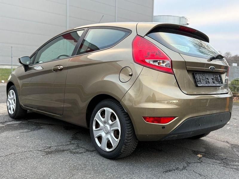 Gebraucht Ford Fiesta Champions Edition 82 PS (60 kW) 2012 Braun Kleinwagen