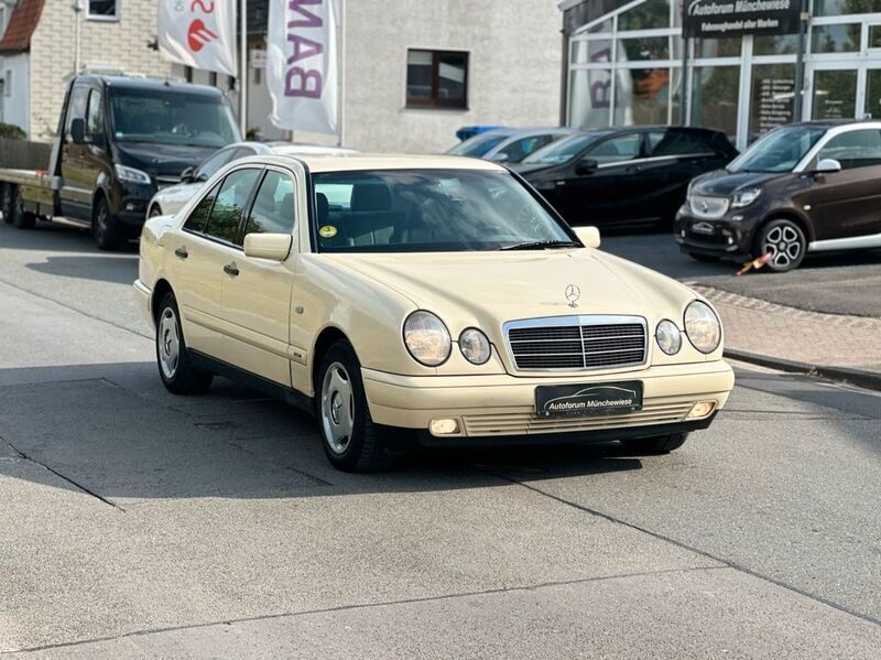 Beige Gebraucht 1999 Mercedes E200 Limousine | 4.999 € (Etwas zu teuer) - Bild 1/4