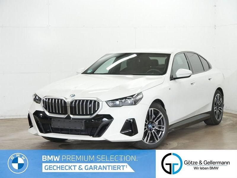 Alpinweiss Gebraucht 2024 BMW i5 M Sport Limousine | 61.740 € - Bild 1/4