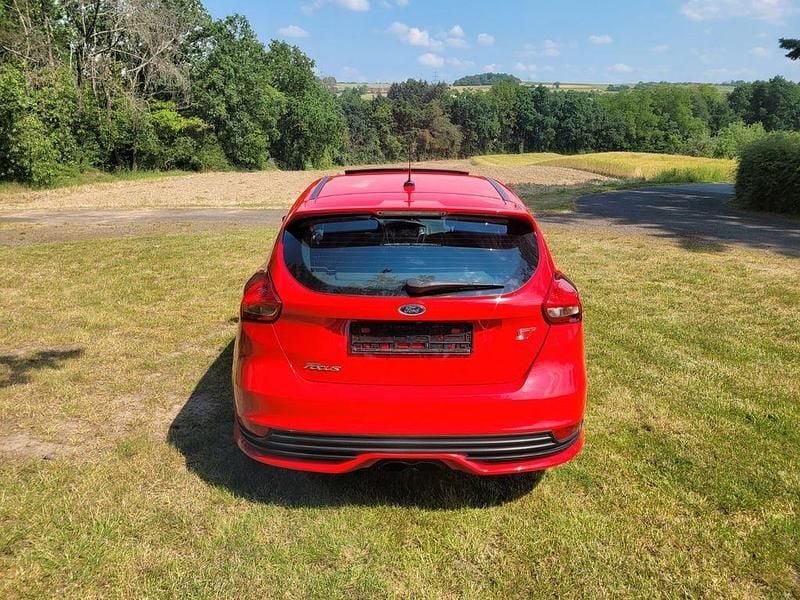 Second-hand Ford Focus ST 250 CP (183 kW) 2016 Roșu Berlinǎ