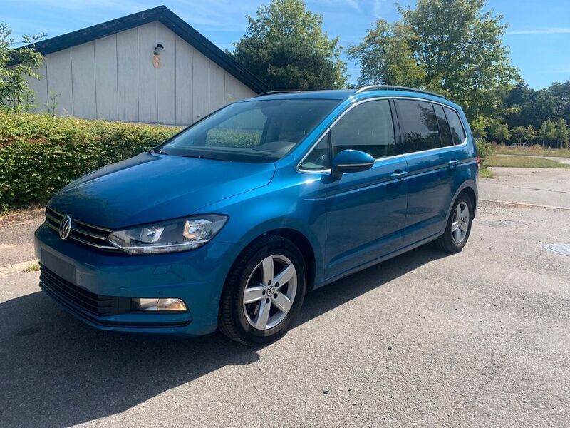 Blau Gebraucht 2017 VW Touran Comfortline Van / Kleinbus | 10.200 € (Teuer) - Bild 1/4