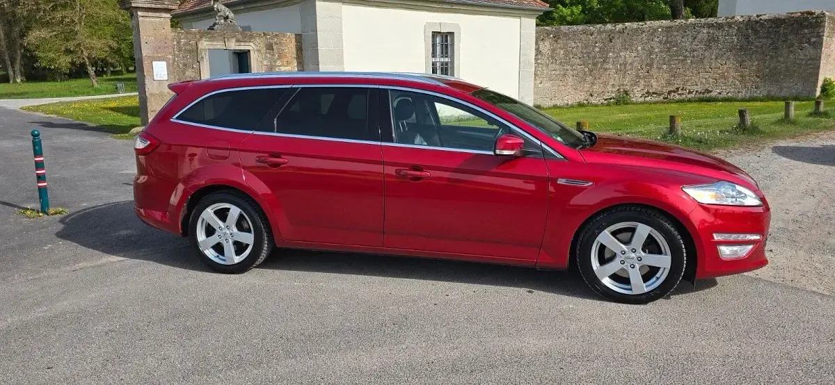 Gebraucht Ford Mondeo Titanium 163 PS (119 kW) 2015 Rot Kombi