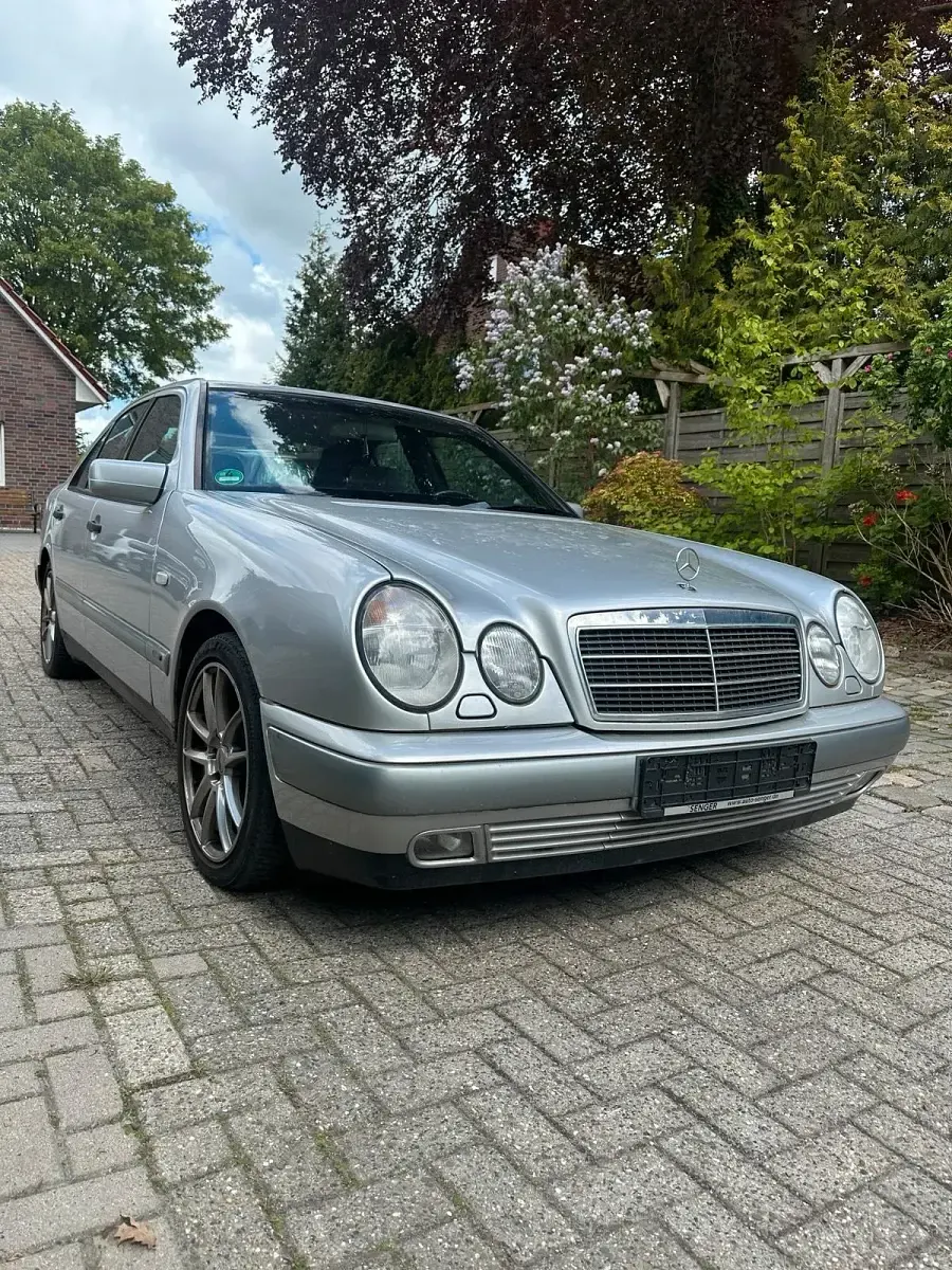Gebraucht Mercedes E240 170 PS (125 kW) 1998 Silber Limousine