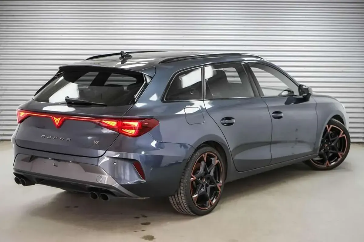 Second-hand Cupra Leon VZ 333 CP (244 kW) 2025 Gri Break