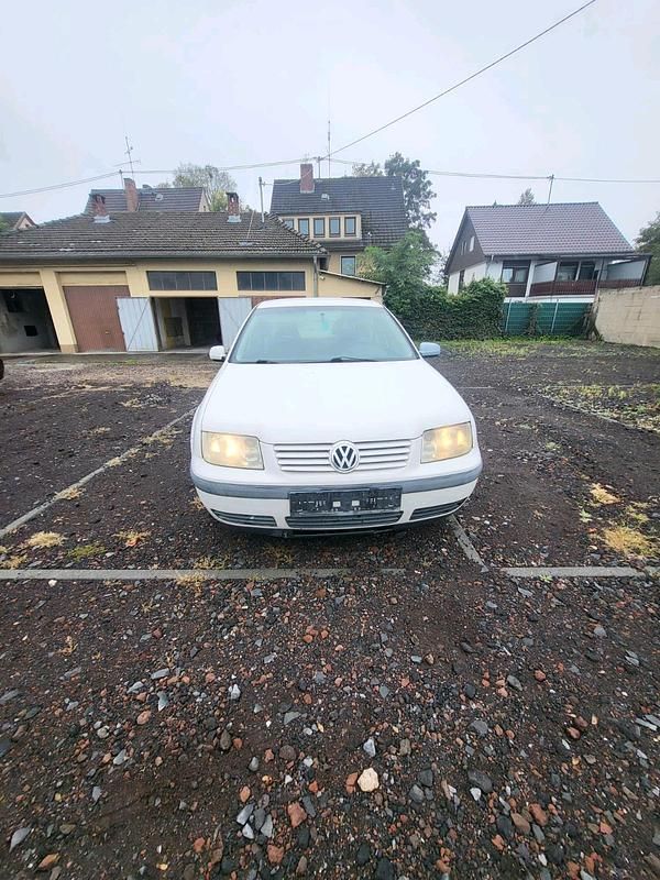 Weiß Gebraucht 2000 VW Bora Limousine | 460 € (Guter Preis) - Bild 1/4