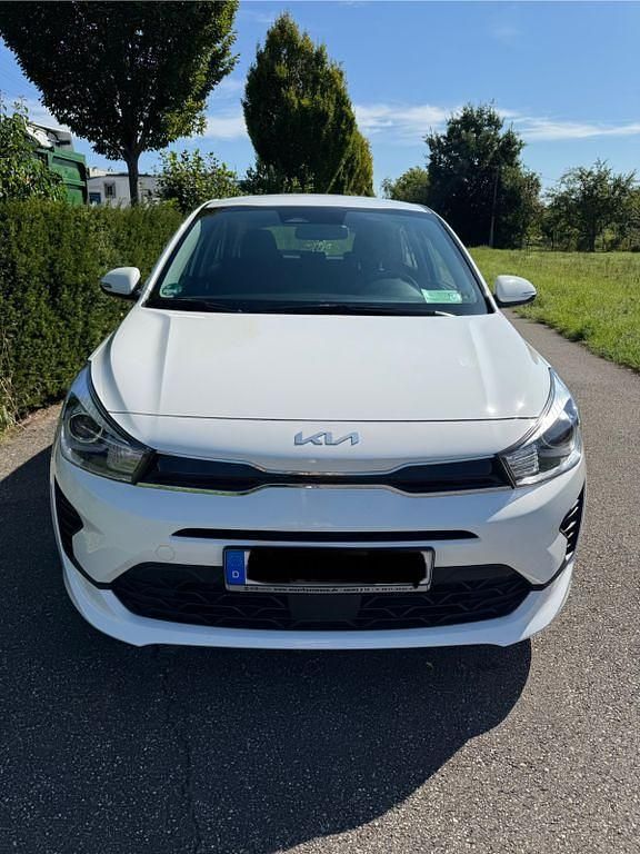 Weiß Gebraucht 2023 Kia Rio Vision Limousine | 14.999 € (Fairer Preis) - Bild 1/4