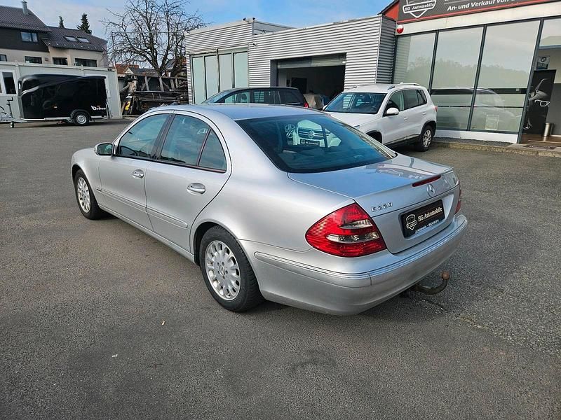 Gebraucht Mercedes E220 150 PS (110 kW) 2002 Silber Limousine