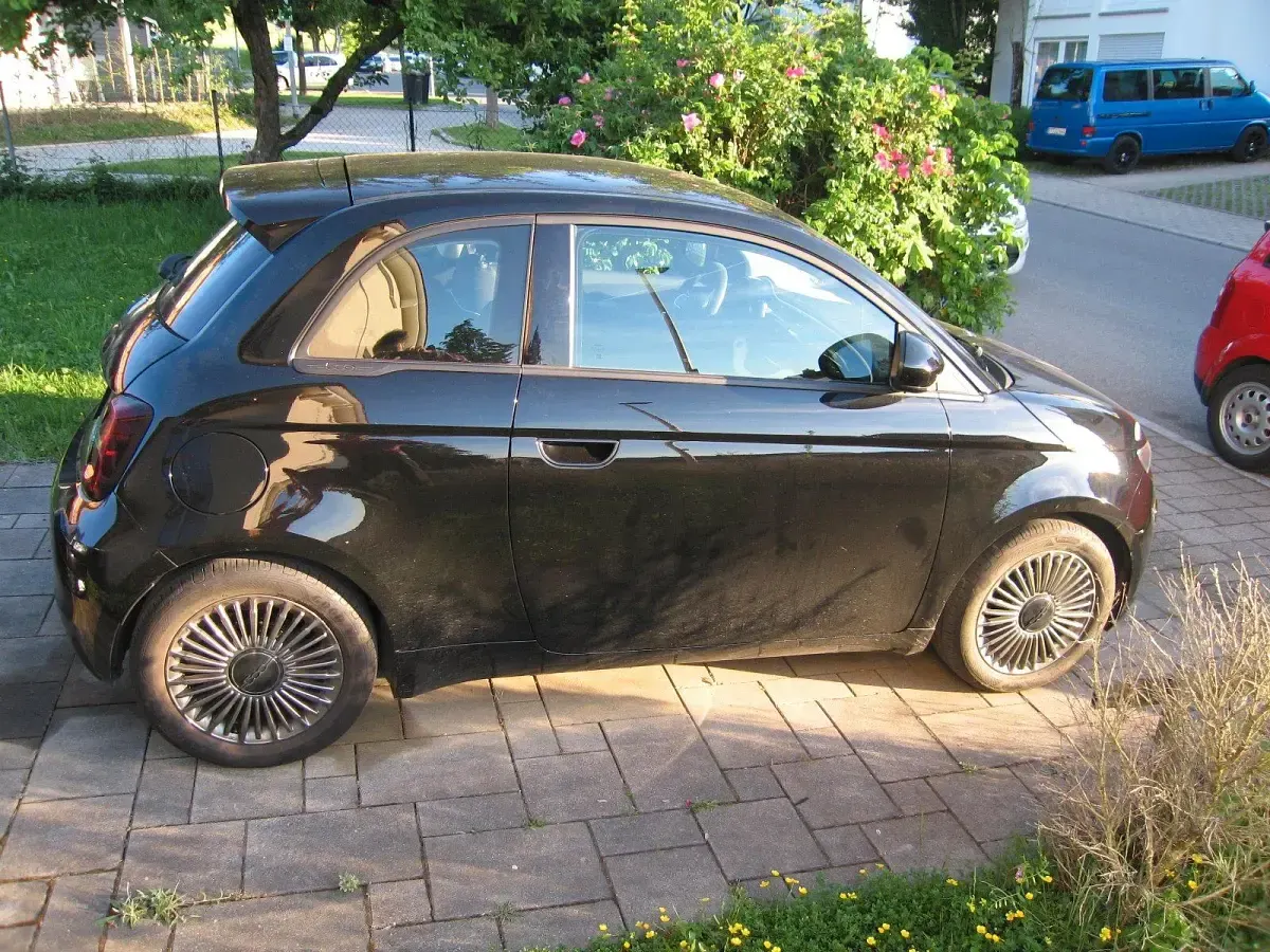 Gebraucht Fiat 500e Action 69 kW (95 PS) 2023 Schwarz Kleinwagen