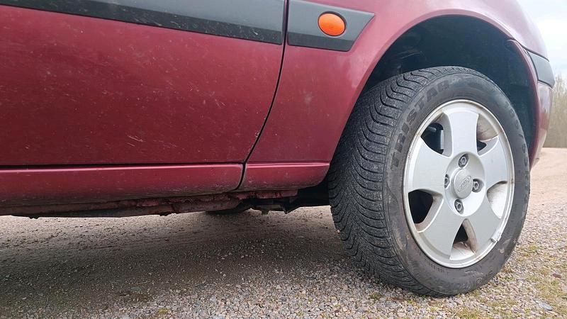 Gebraucht Ford Fiesta 75 PS (55 kW) 2001 Rot Kleinwagen