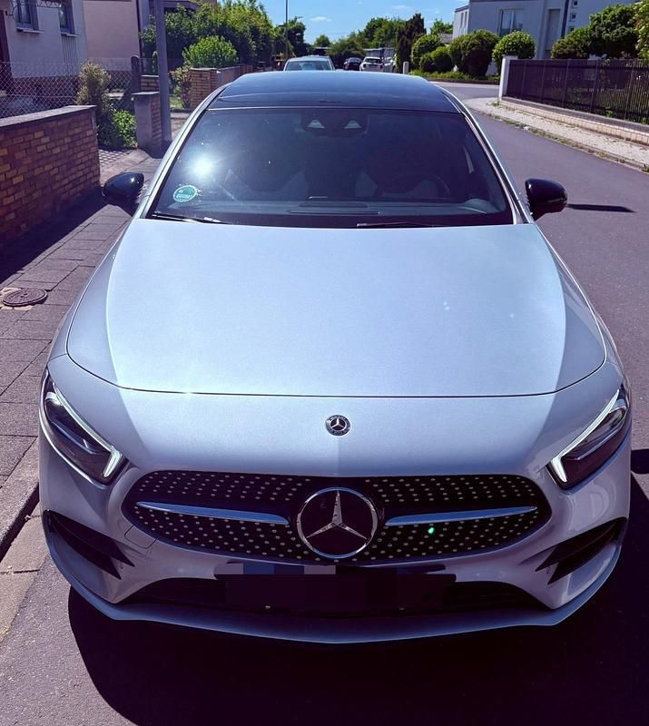 Grau Gebraucht 2019 Mercedes A250 AMG line Limousine | 26.500 € (Guter Preis) - Bild 1/4