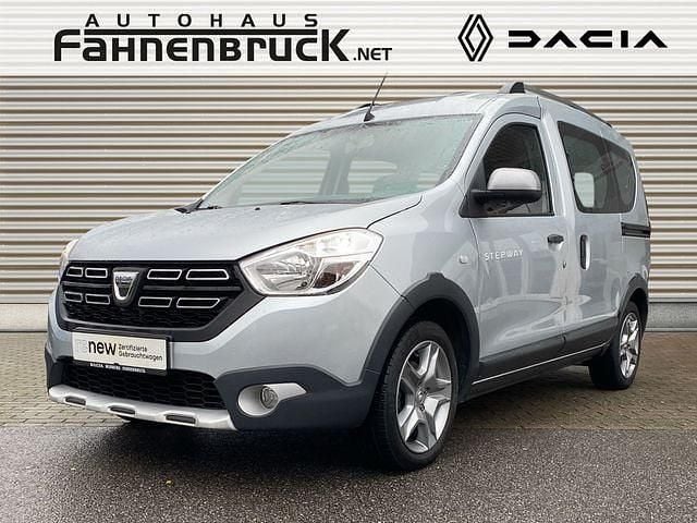 Grau (highlandgrau (grau) (grau)) Gebraucht 2020 Dacia Dokker Stepway Van | 11.880 € (Superpreis) - Bild 1/4