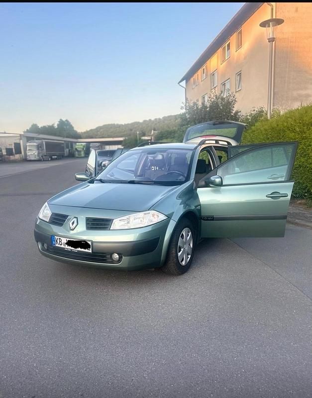 Grün Gebraucht 2004 Renault Mégane GrandTour Kombi | 1.950 € (Fairer Preis) - Bild 1/4