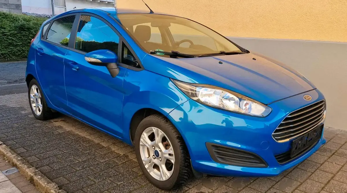 Gebraucht Ford Fiesta 65 PS (47 kW) 2014 Blau Kleinwagen