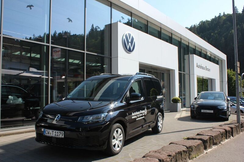 Schwarz deep black perleffekt metallic Gebraucht 2024 VW Caddy Life Van / Kleinbus | 27.990 € (Guter Preis) - Bild 1/4