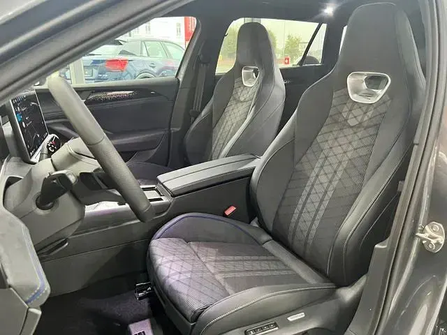 Neu VW Passat R-line 193 PS (141 kW) 2026 Grau Kombi