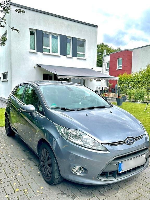 Gebraucht Ford Fiesta Titanium 82 PS (60 kW) 2012 Blau Kleinwagen