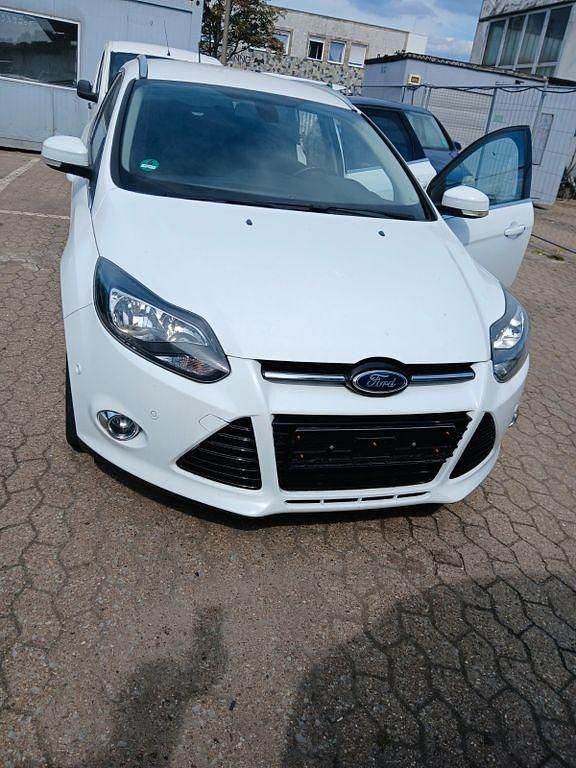 Weiß Gebraucht 2014 Ford Focus Ambiente Limousine | 3.500 € (Superpreis) - Bild 1/4