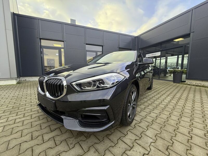 Saphirschwarzmet. Gebraucht 2024 BMW 116 Sport Line Kleinwagen | 23.690 € (Fairer Preis) - Bild 1/4