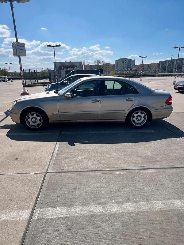 Second-hand Mercedes E320 204 CP (150 kW) 2004 Berlinǎ