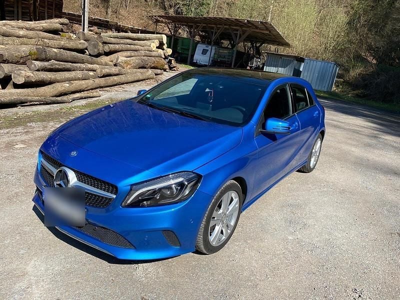 Blau Gebraucht 2017 Mercedes A220 Limousine | 15.999 € (Guter Preis) - Bild 1/4